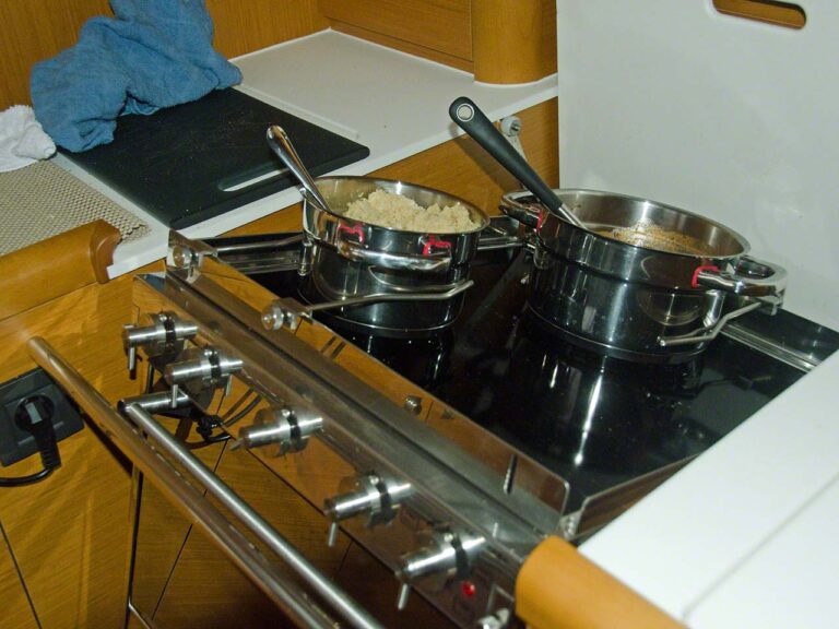 Couscous and ragout afloat