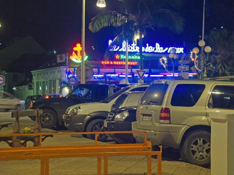 Le bistro de la mer at night