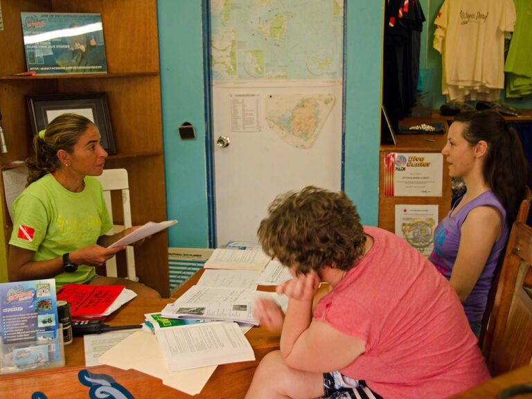 Isa teaching Agathe and Desi