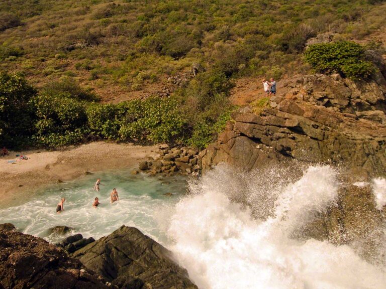 Wave entering the bubbly pool