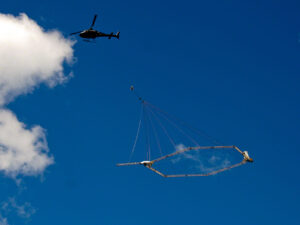 Helicopter trailing a Skytem rig