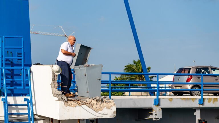 No more shade for the bridge operator