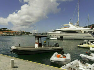 Capitainerie speedboat