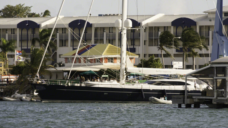 Bella Ragazza through the bridge
