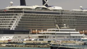 Rising Sun megayacht dwarfed. Yachts, Superyachts, Megayachts, Gigayachts and Cruise Ships