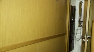 This wall is composed of 8 pieces of wood which are easily removed to convert the two cabins into a large single cabin