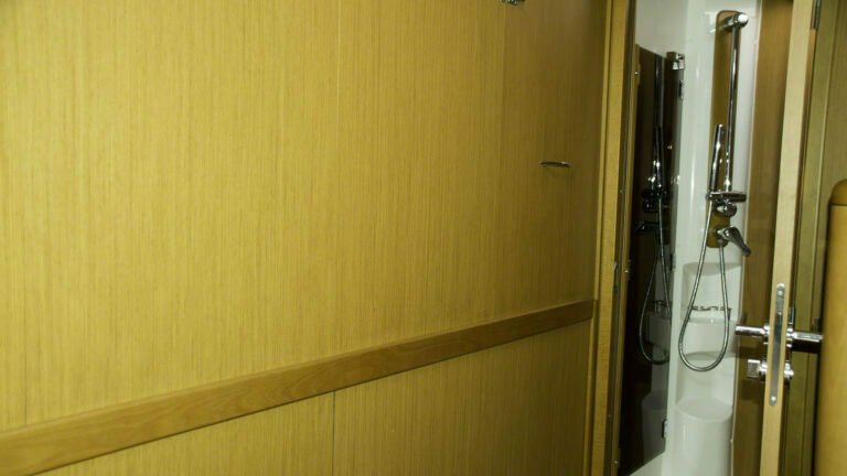 This wall is composed of 8 pieces of wood which are easily removed to convert the two cabins into a large single cabin